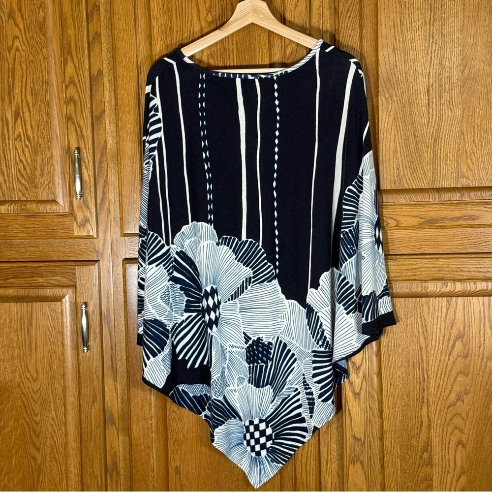 Chico’s Navy Floral Asymmetrical Poncho Top Blue White One Size - Picture 3 of 3